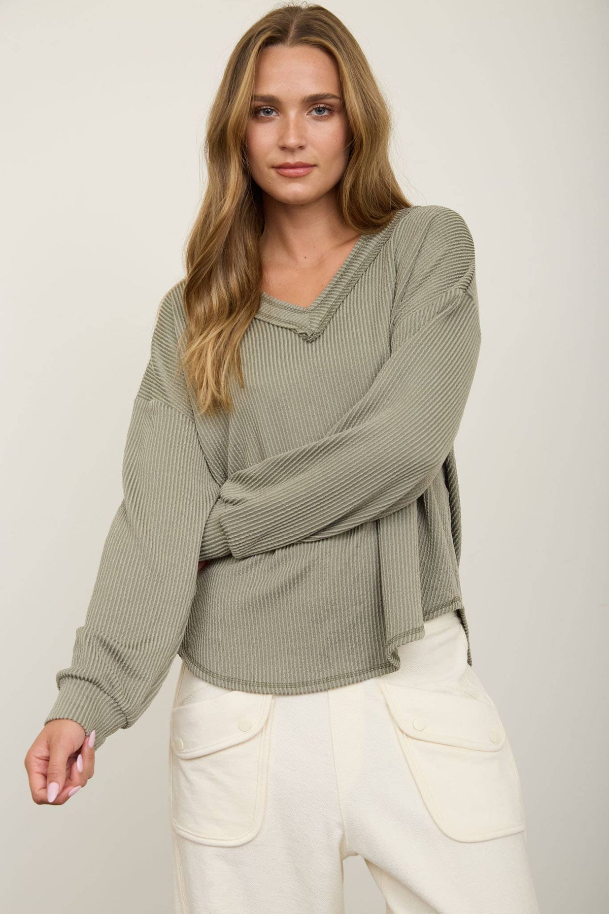 RAW EDGE V-NECK LONG SLEEVE TEXTURED KNIT TOP: BURGUNDY