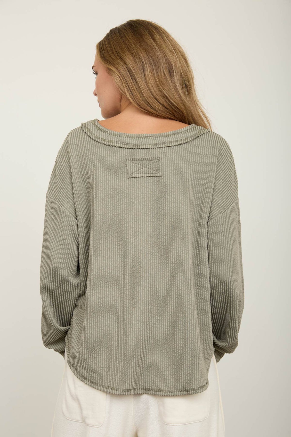 RAW EDGE V-NECK LONG SLEEVE TEXTURED KNIT TOP: BURGUNDY