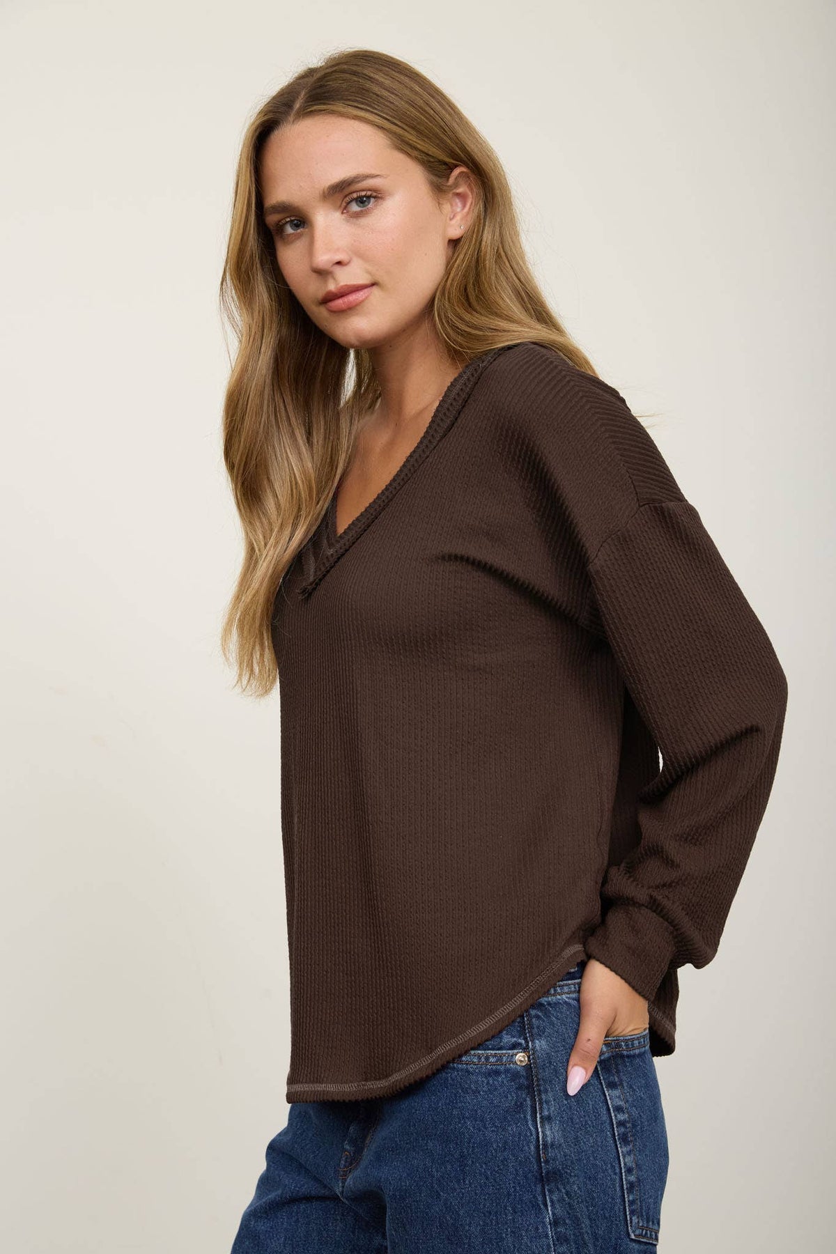 RAW EDGE V-NECK LONG SLEEVE TEXTURED KNIT TOP: BURGUNDY