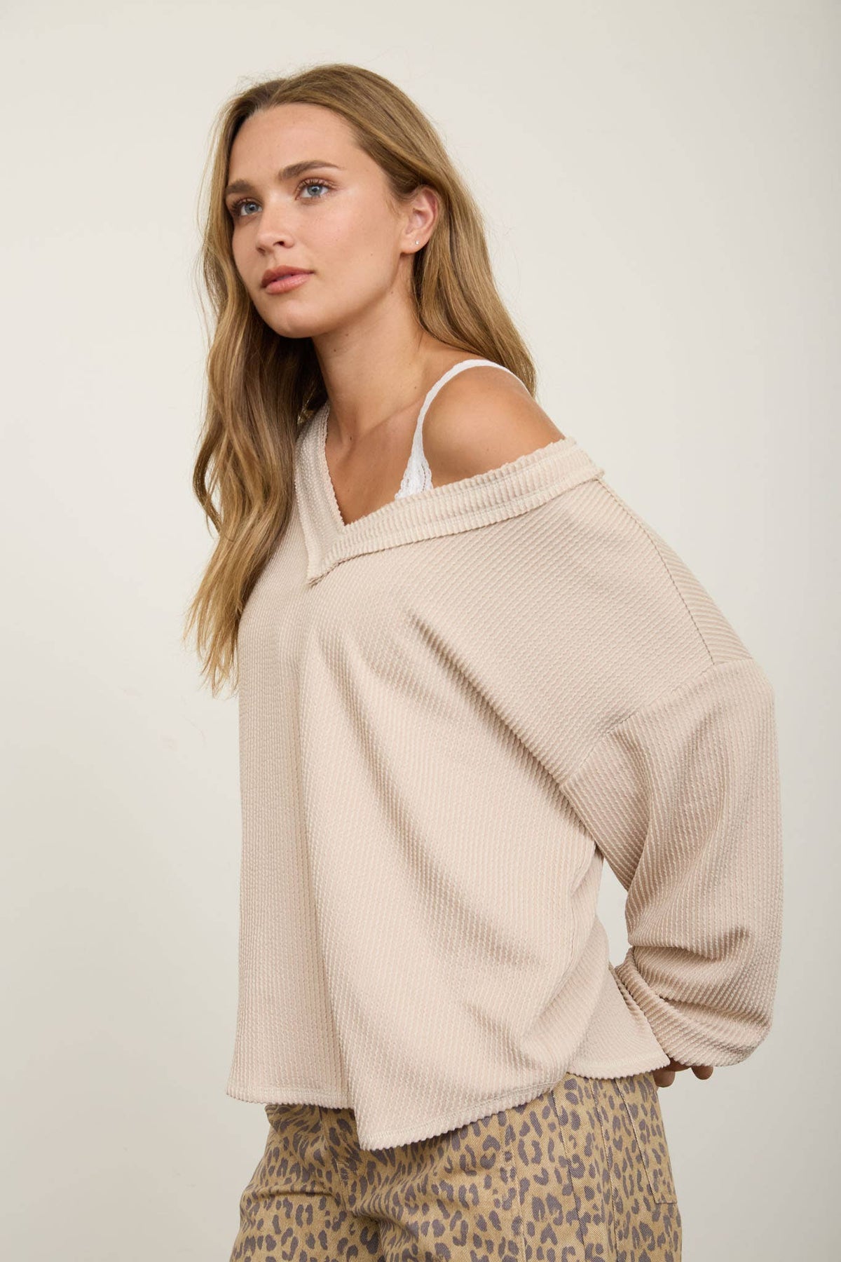 RAW EDGE V-NECK LONG SLEEVE TEXTURED KNIT TOP: BURGUNDY