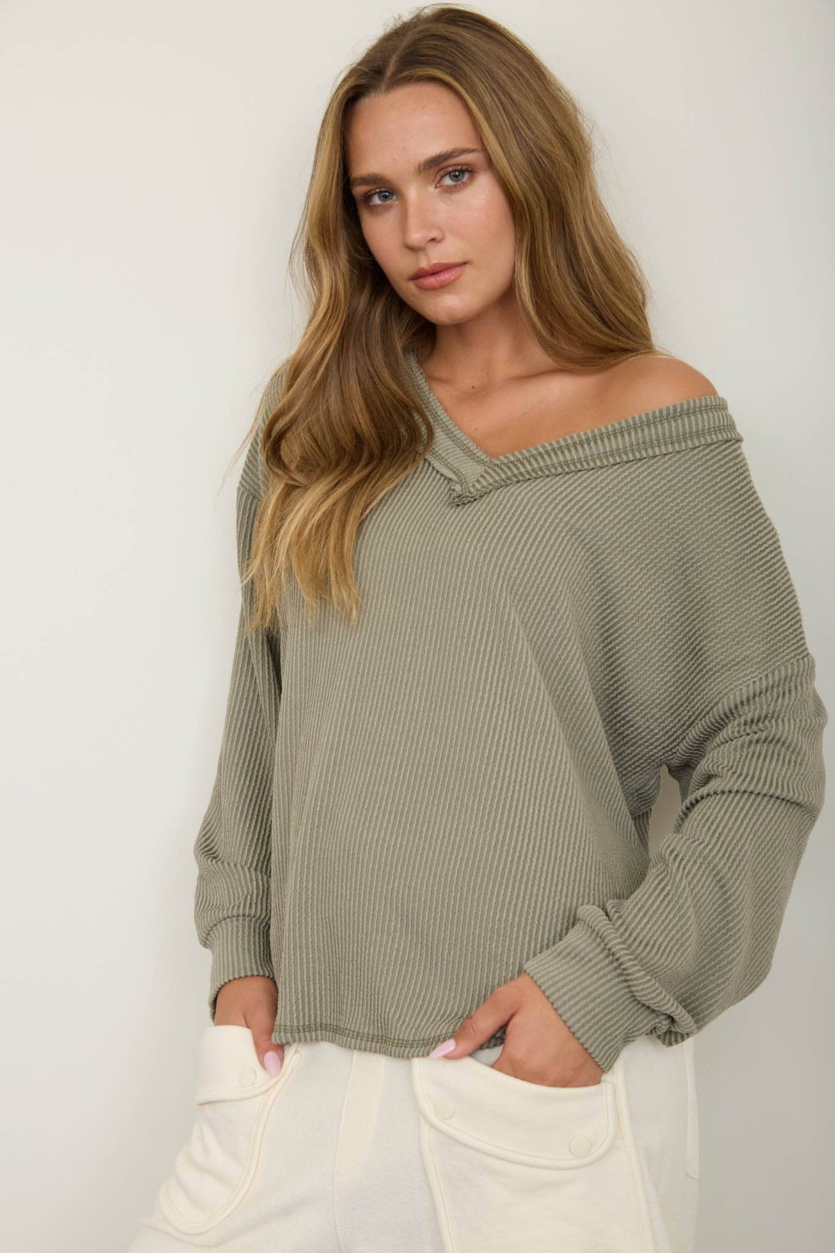 RAW EDGE V-NECK LONG SLEEVE TEXTURED KNIT TOP: BURGUNDY