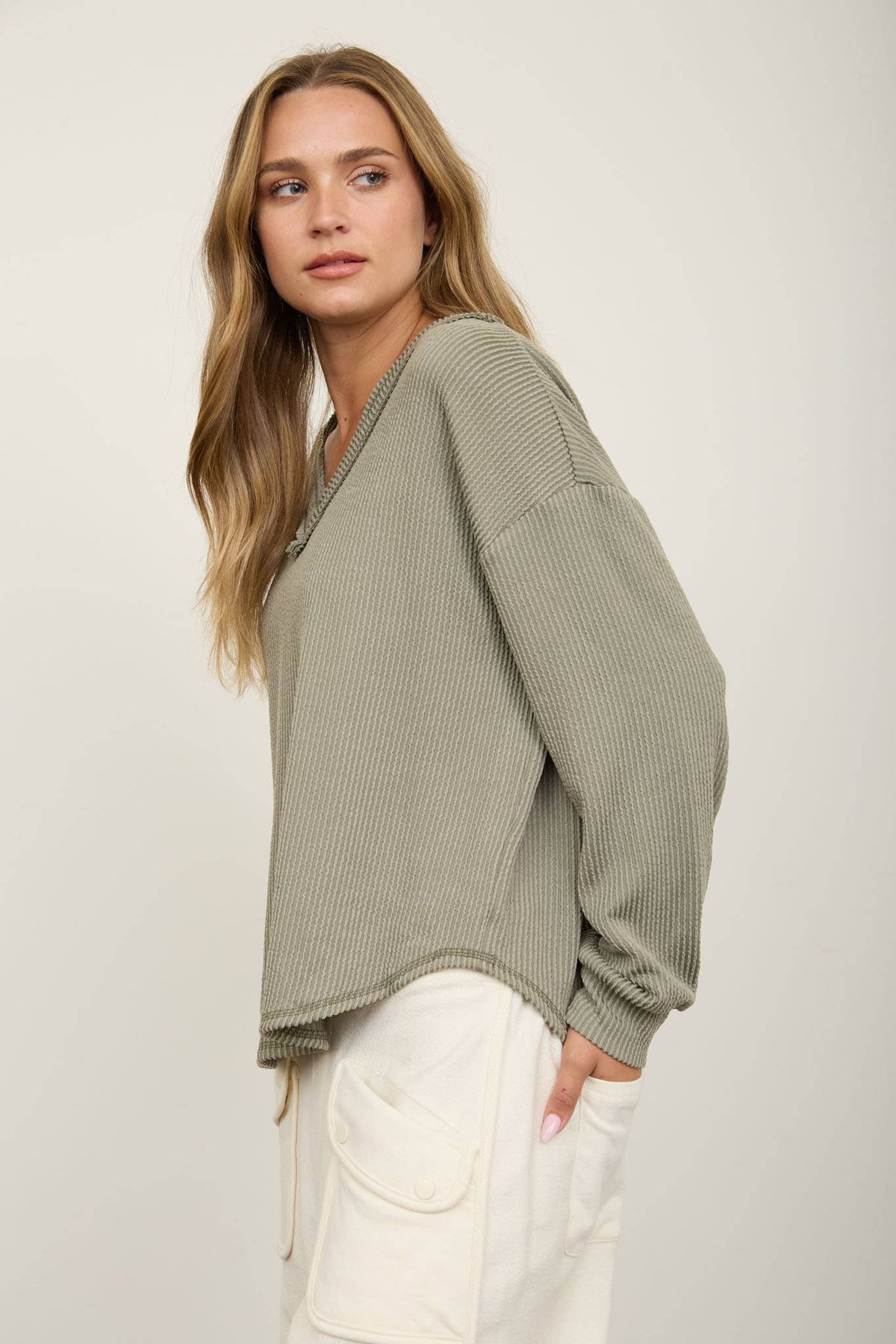 RAW EDGE V-NECK LONG SLEEVE TEXTURED KNIT TOP: BURGUNDY