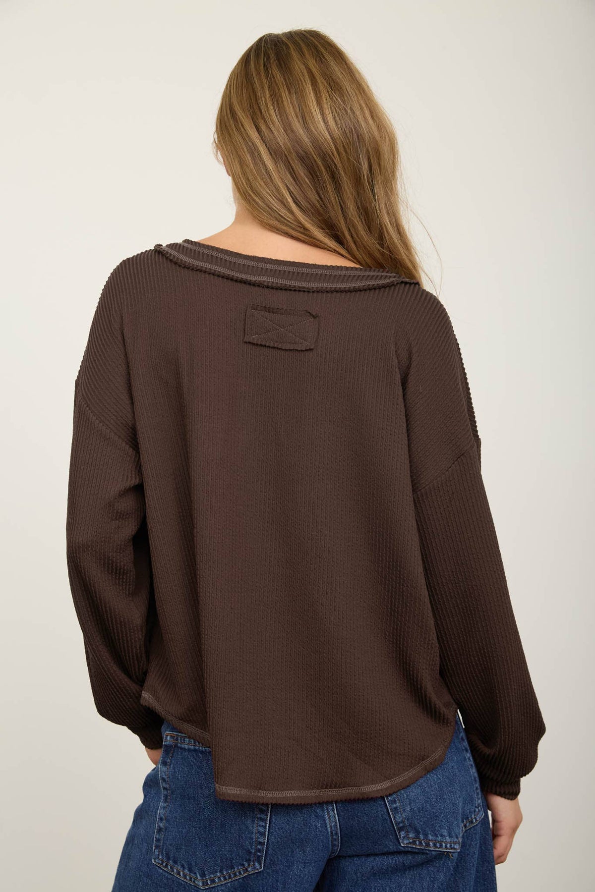 RAW EDGE V-NECK LONG SLEEVE TEXTURED KNIT TOP: BURGUNDY