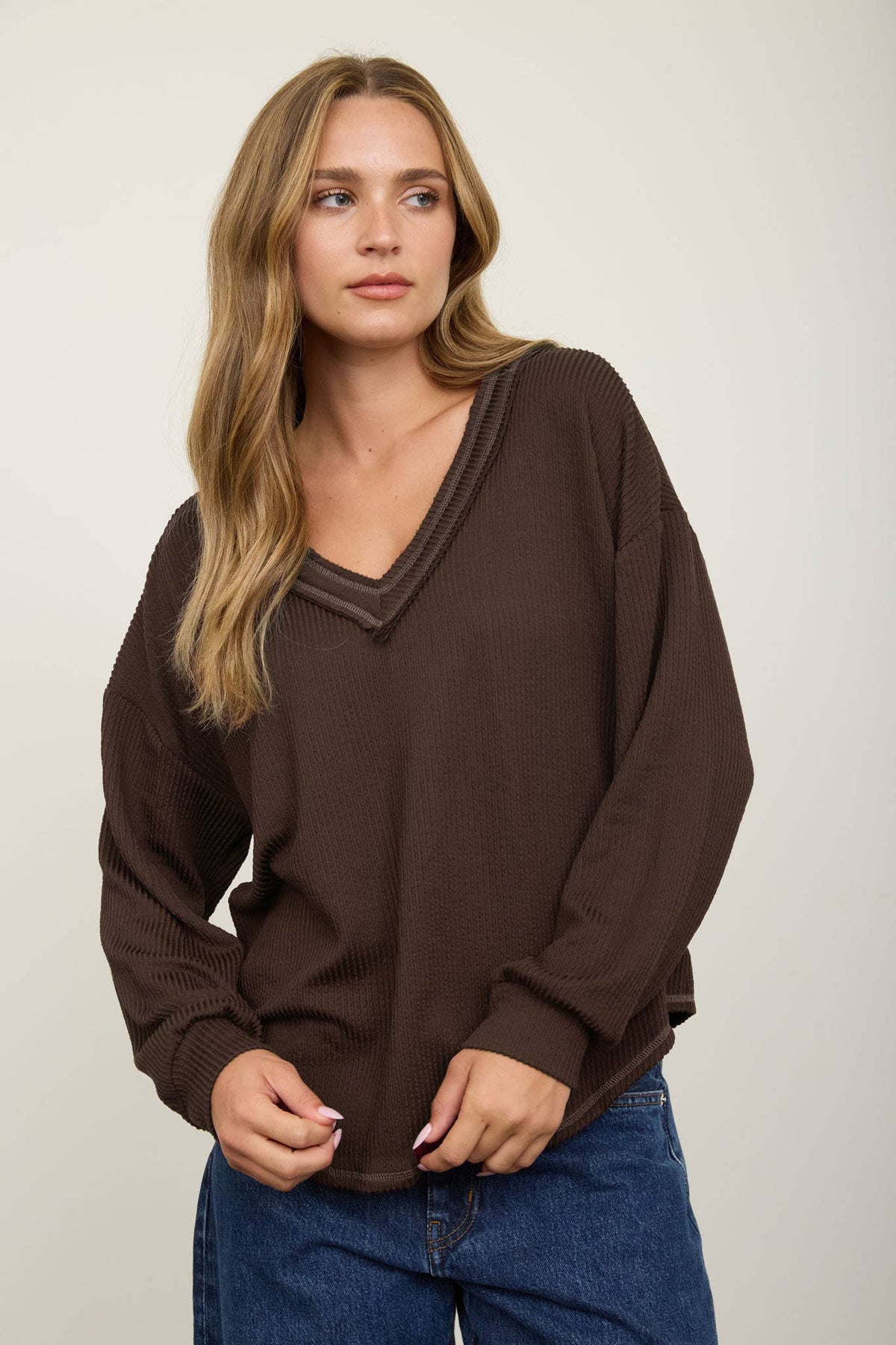 RAW EDGE V-NECK LONG SLEEVE TEXTURED KNIT TOP: BURGUNDY