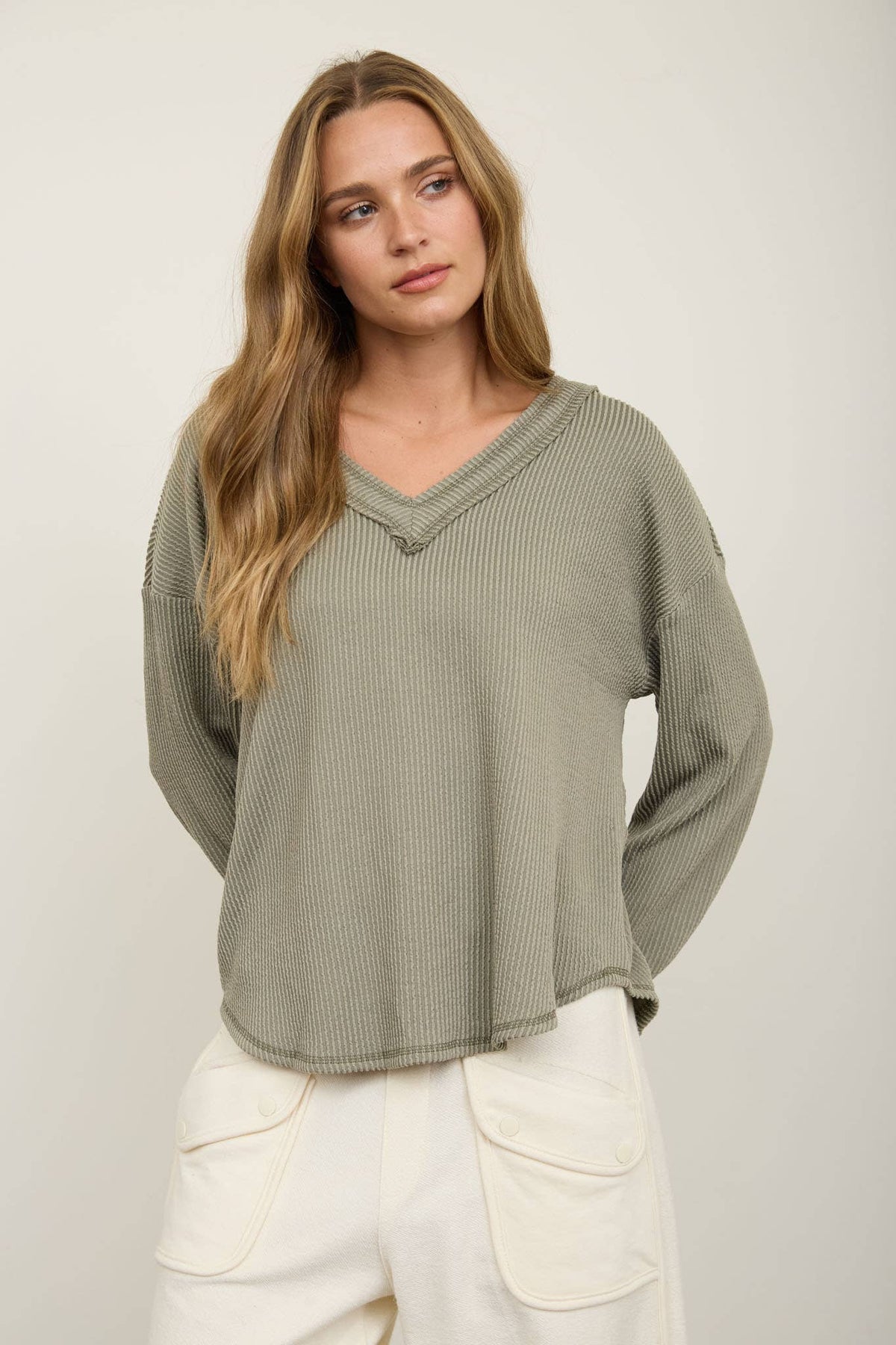 RAW EDGE V-NECK LONG SLEEVE TEXTURED KNIT TOP: BURGUNDY