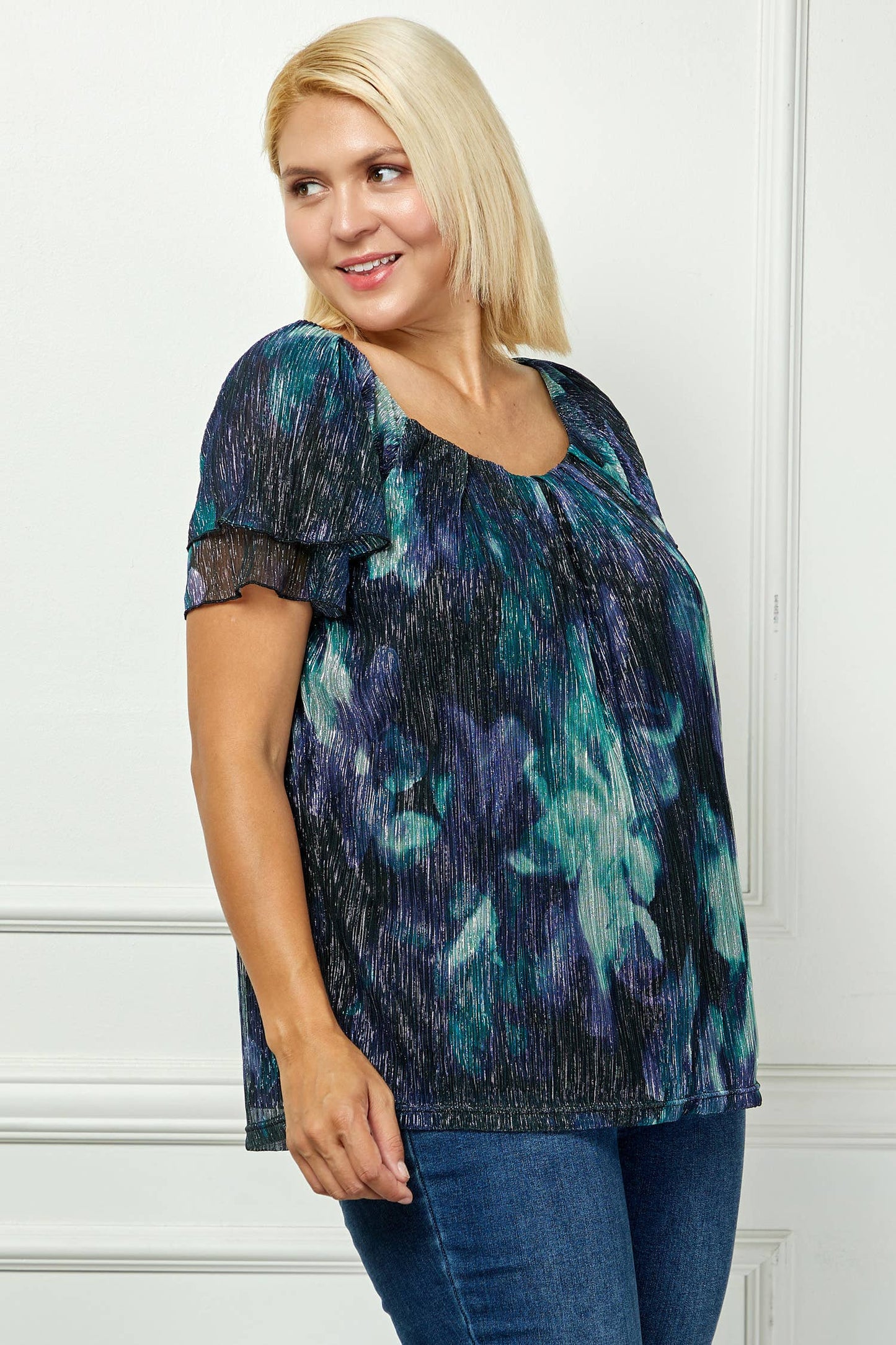 PLUS SIZE MOONLIGHT GLEAM PLEATED FLUTTER BLOUSE: Black/Burgundy/Red / 2XL
