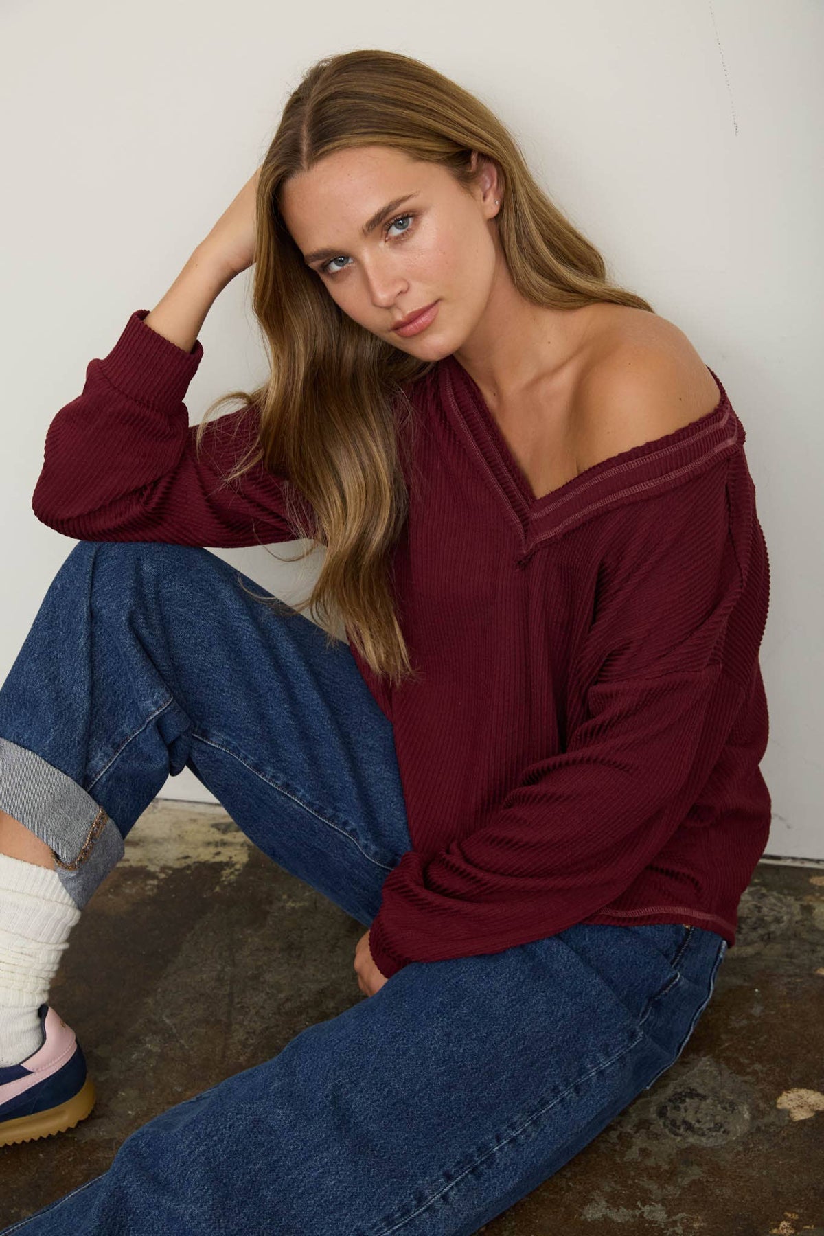 RAW EDGE V-NECK LONG SLEEVE TEXTURED KNIT TOP: BURGUNDY