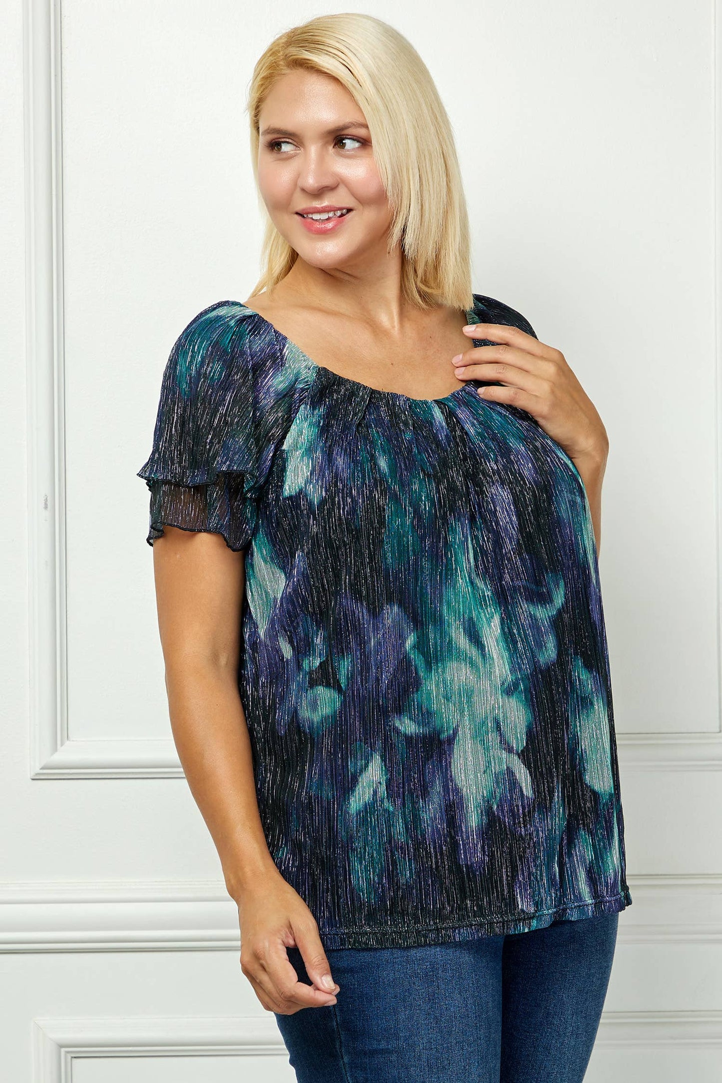 PLUS SIZE MOONLIGHT GLEAM PLEATED FLUTTER BLOUSE: Black/Burgundy/Red / 1XL