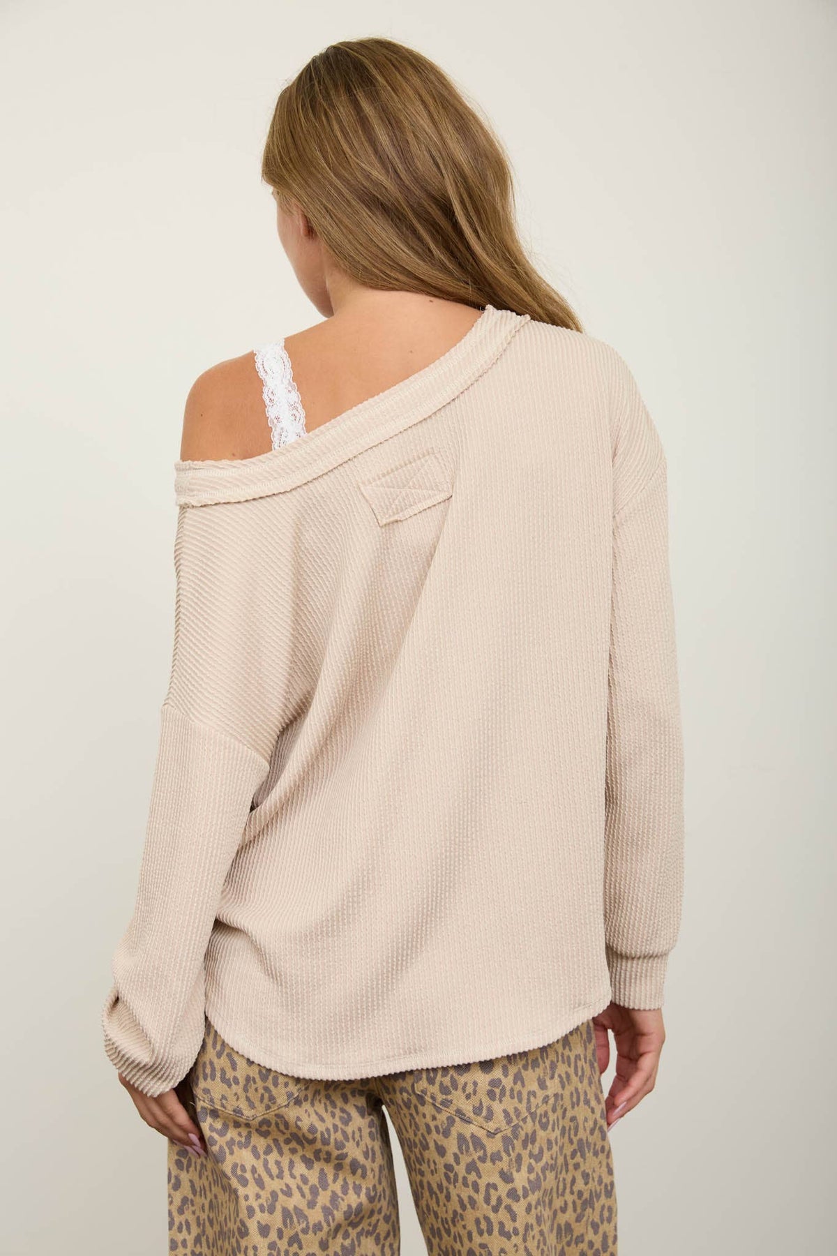 RAW EDGE V-NECK LONG SLEEVE TEXTURED KNIT TOP: BURGUNDY