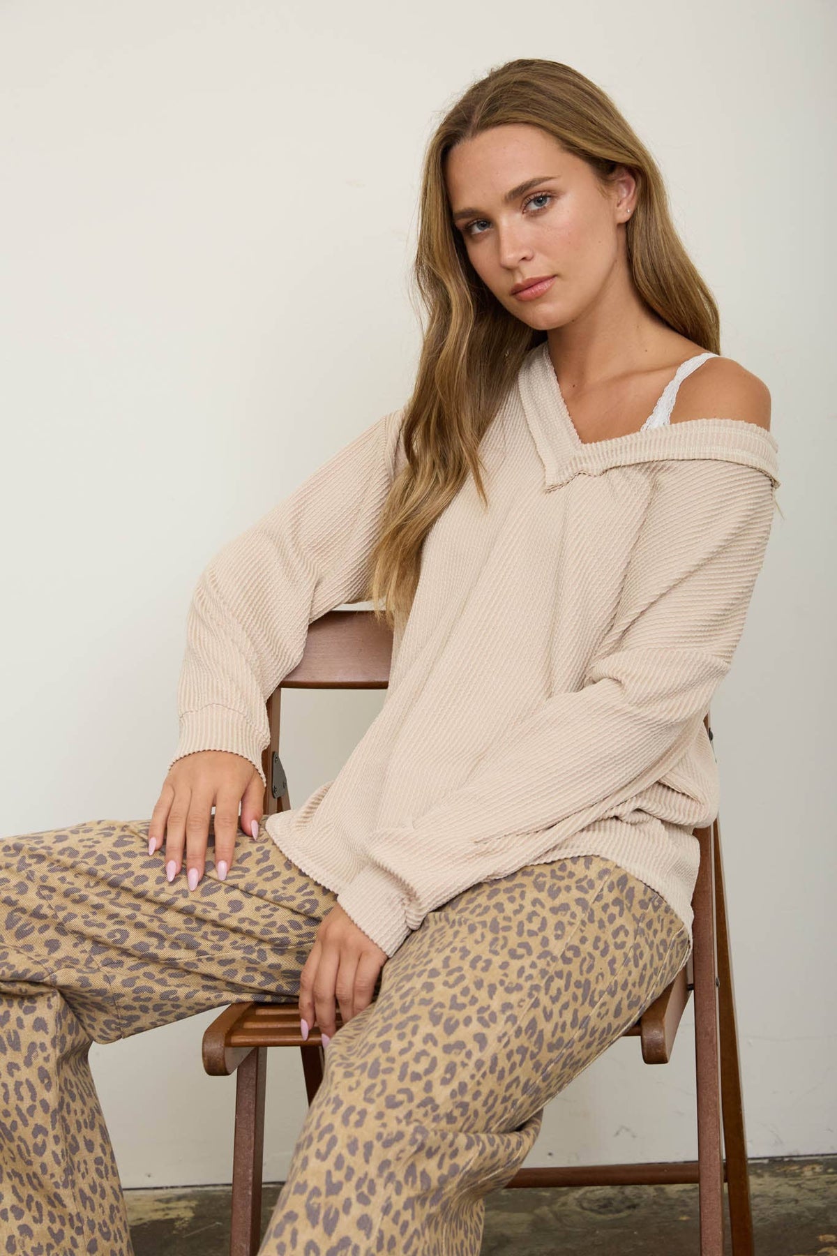 RAW EDGE V-NECK LONG SLEEVE TEXTURED KNIT TOP: BURGUNDY