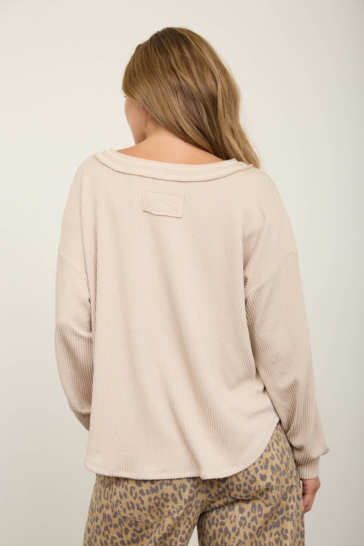 RAW EDGE V-NECK LONG SLEEVE TEXTURED KNIT TOP: BURGUNDY
