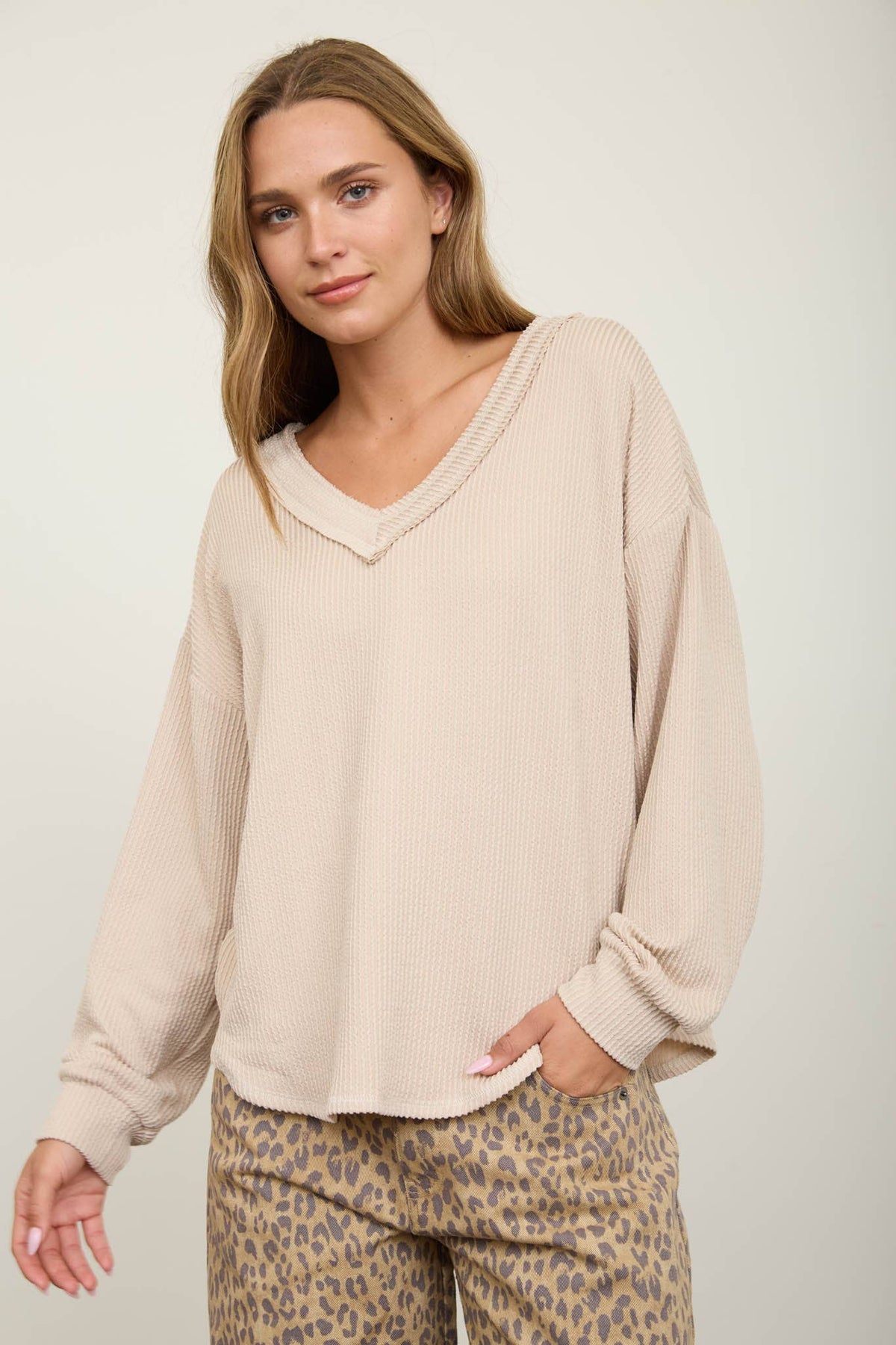 RAW EDGE V-NECK LONG SLEEVE TEXTURED KNIT TOP: BURGUNDY