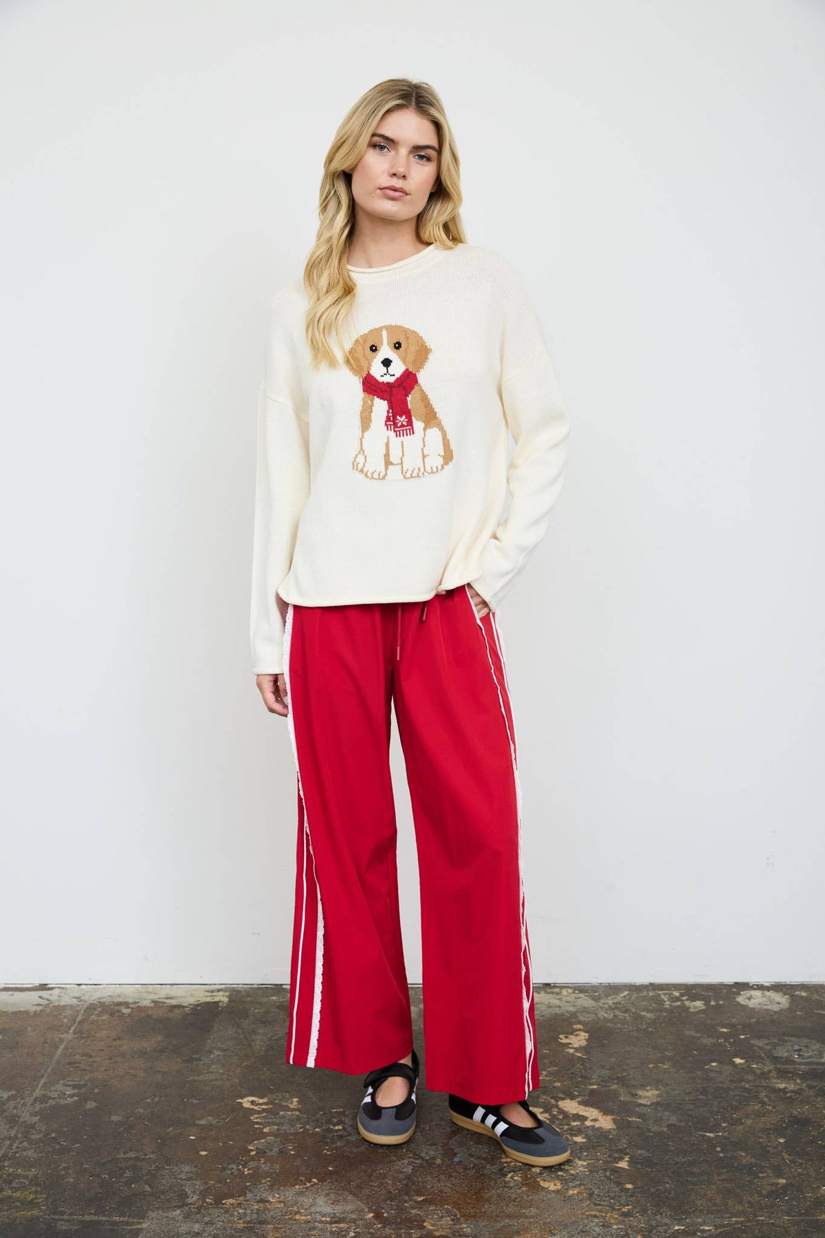 PUPPY MOTIF CREW NECK KNIT PULLOVER: CHOCOLATE BROWN