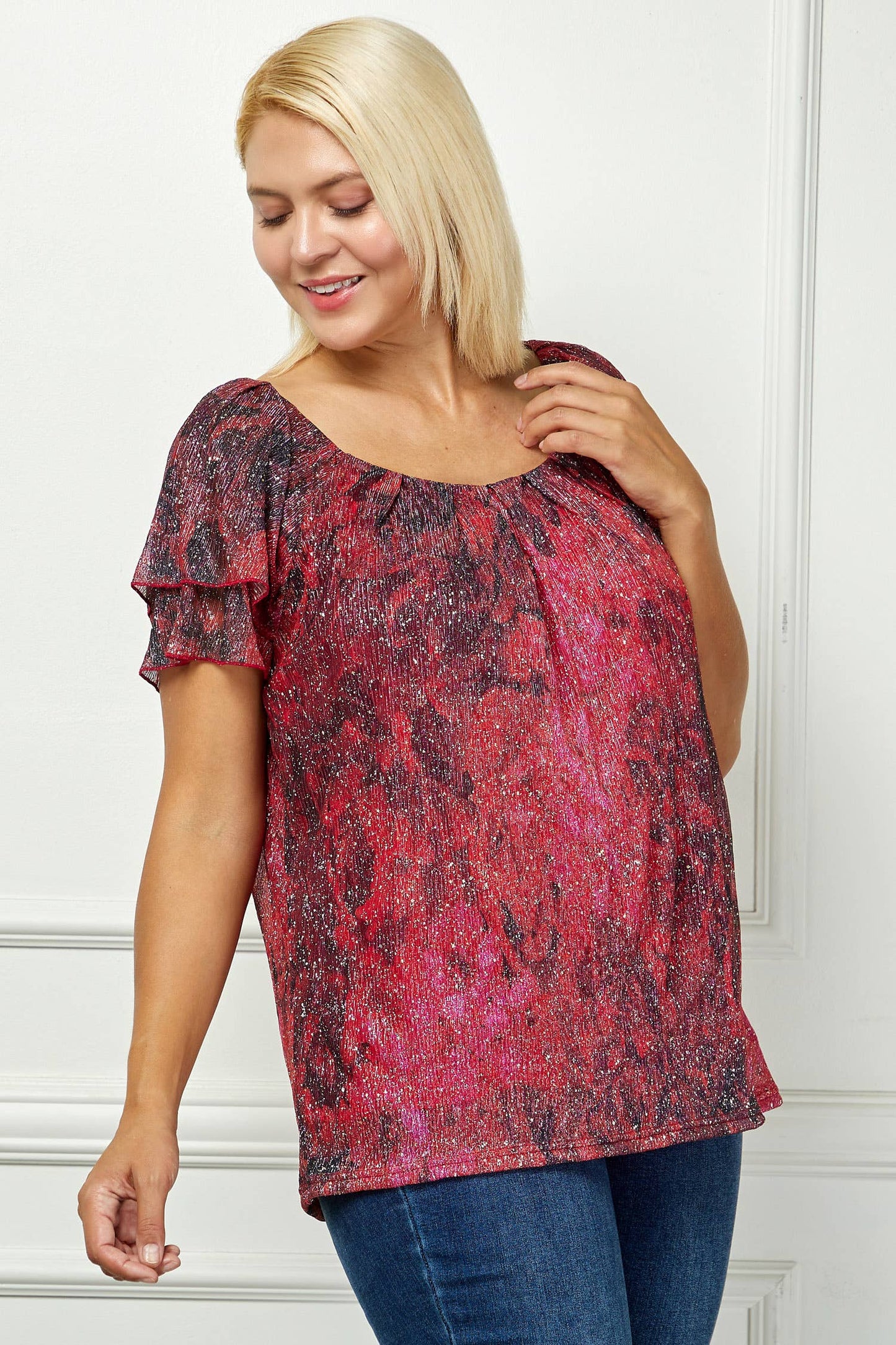 PLUS SIZE MOONLIGHT GLEAM PLEATED FLUTTER BLOUSE: Black/Burgundy/Red / 1XL