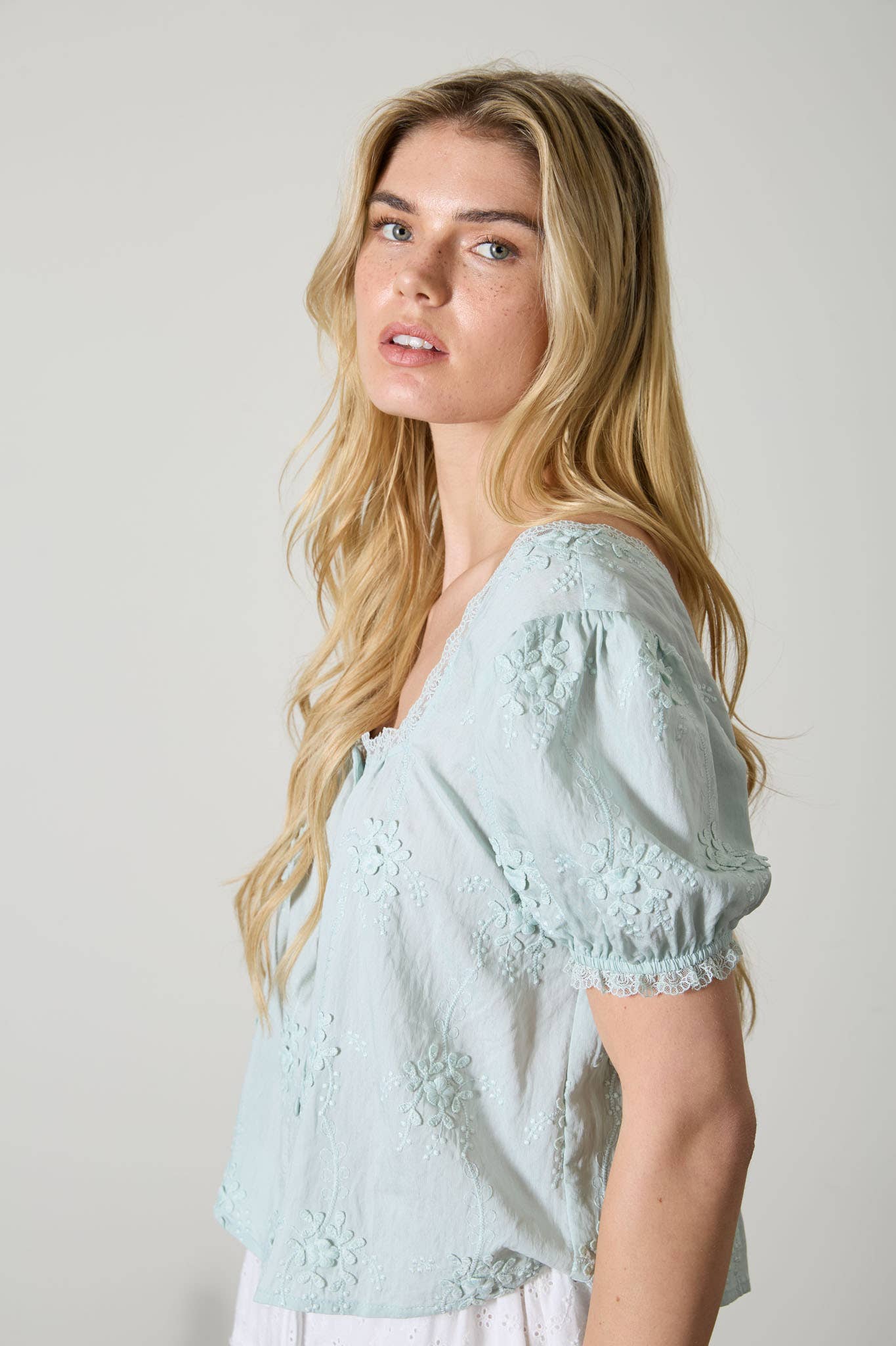 FLORAL EMBROIDERY LACE TRIM PUFF SLEEVE TOP: DUSTY MINT