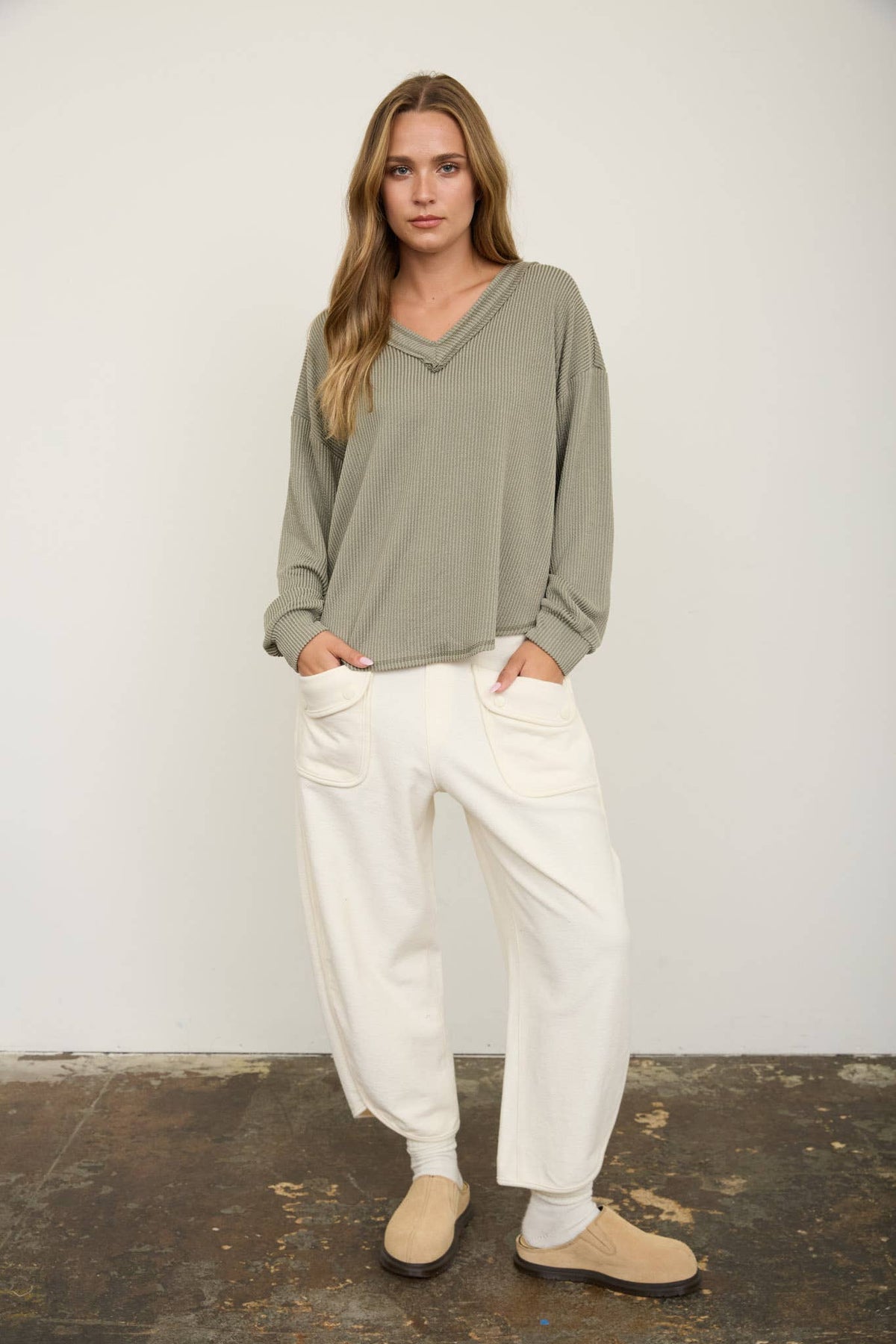 RAW EDGE V-NECK LONG SLEEVE TEXTURED KNIT TOP: BURGUNDY