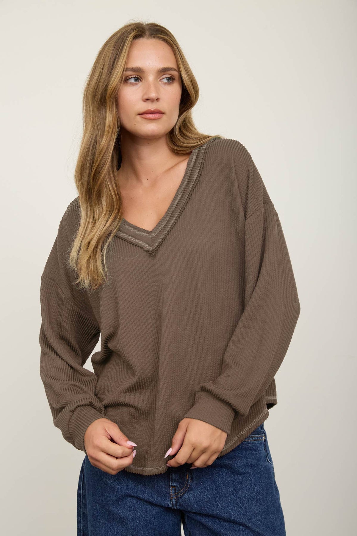 RAW EDGE V-NECK LONG SLEEVE TEXTURED KNIT TOP: BURGUNDY