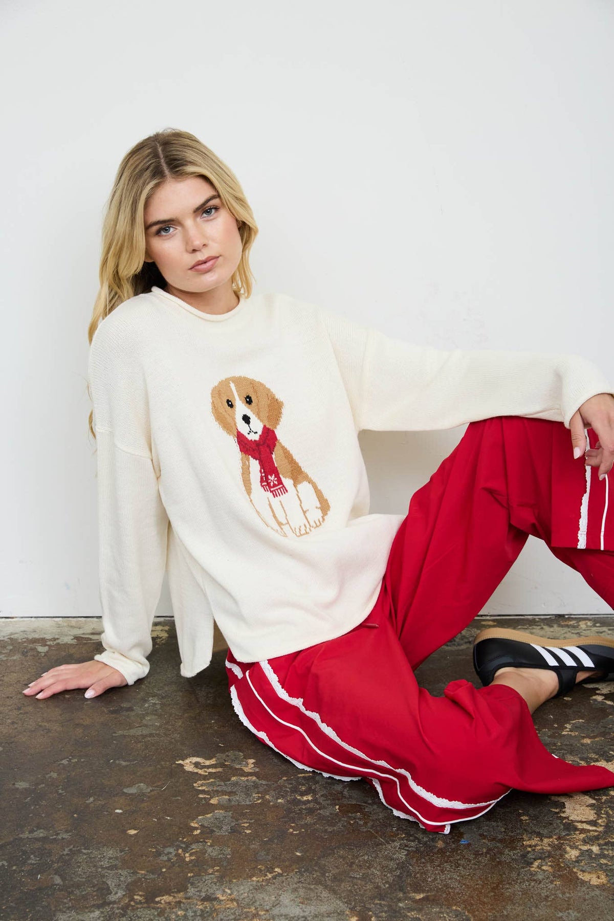 PUPPY MOTIF CREW NECK KNIT PULLOVER: CHOCOLATE BROWN